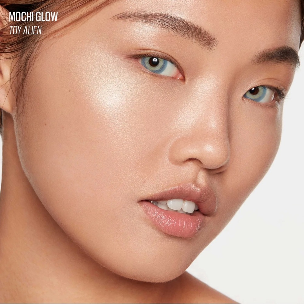 Kaja Mochi Glow Highlighter - Cream in color Toy Alien
